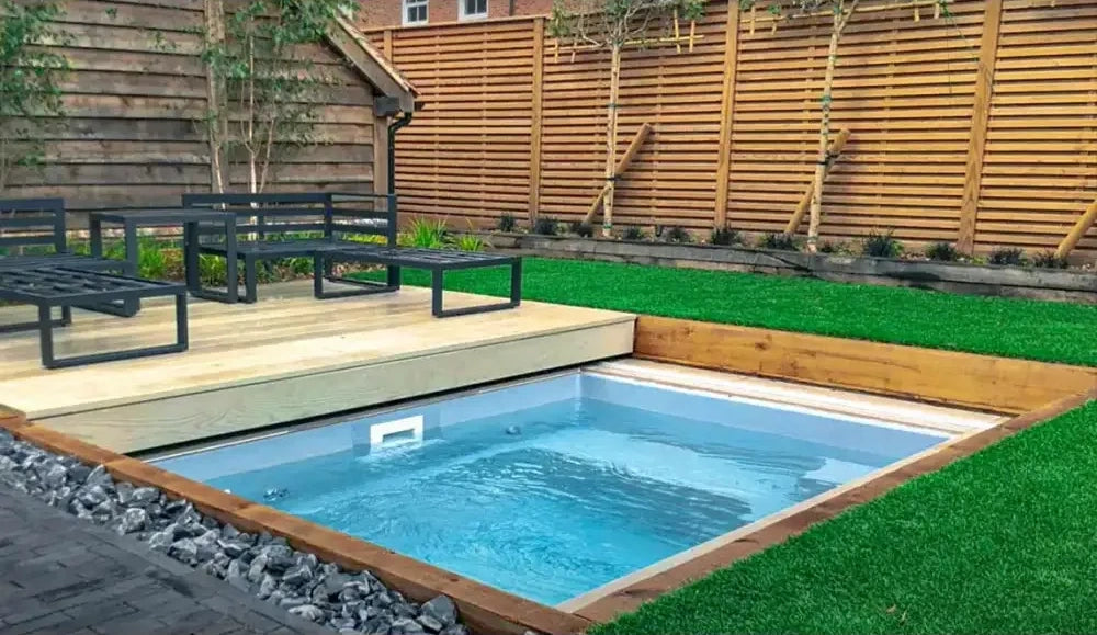 Leisurepools Fiji Plunge pool – rectangular shape, wooden frame, blue water